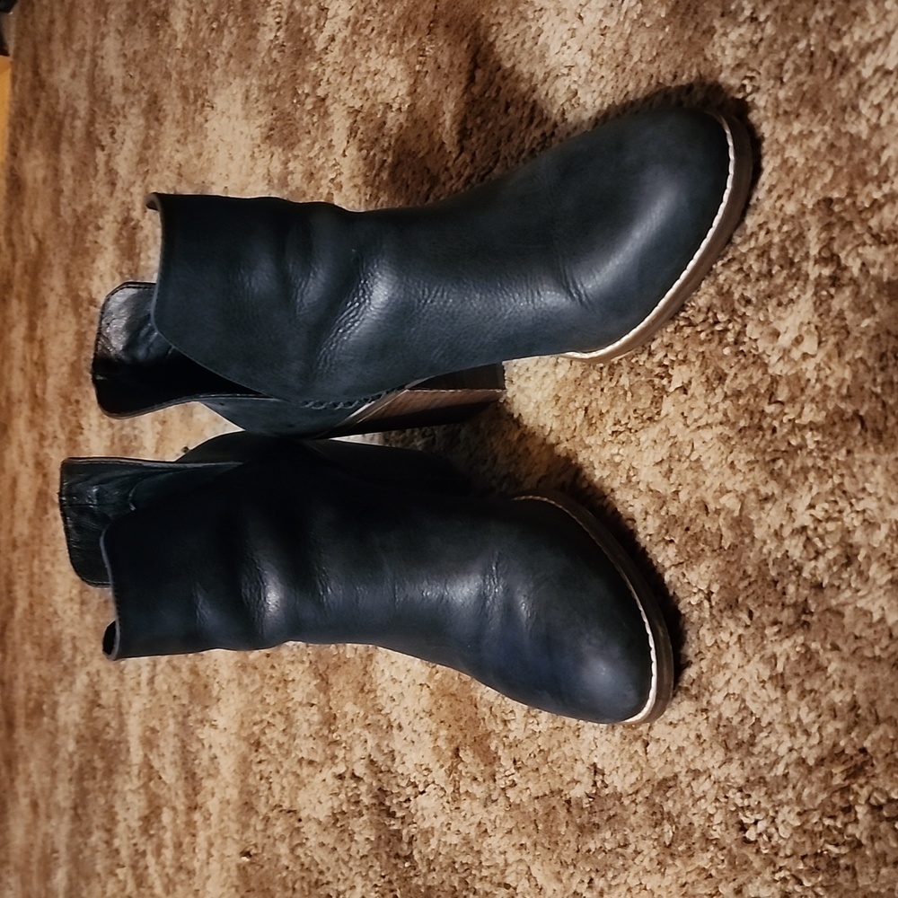 Crown Vintage Boots, black, size 9.5.